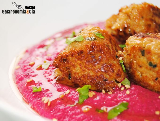 Hummus de remolacha con bocaditos de soja