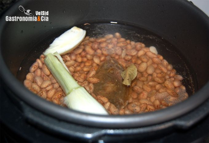 Judías pintas con pisto