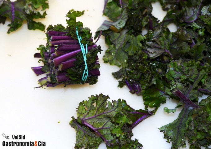 Kale con migas de pan y setas de cardo
