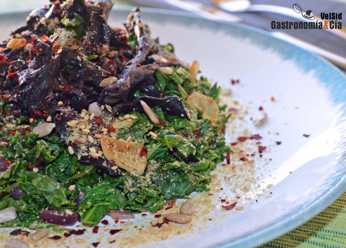 Kale con trompetas de la muerte y semillas