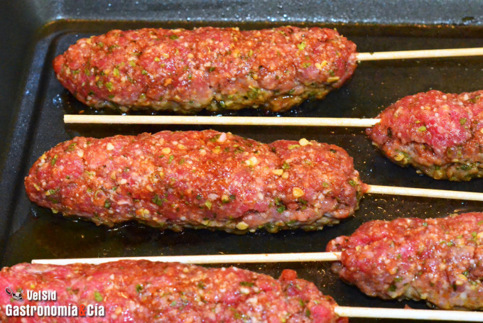 Kebab de ternera y queso con compota de tomate