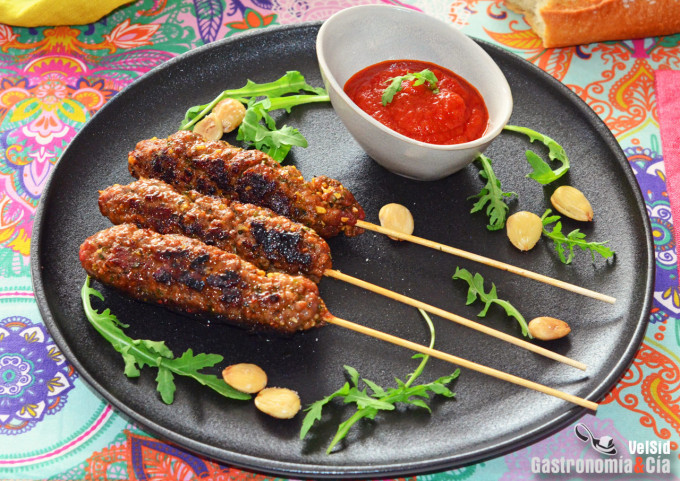 Kebab de ternera y queso con compota de tomate