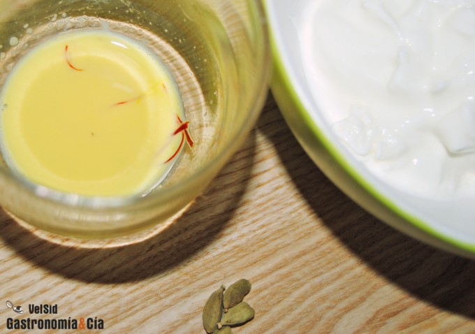 Yogur con cardamomo y azafrán