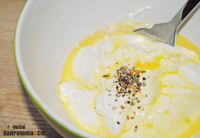 Yogur con cardamomo y azafrán