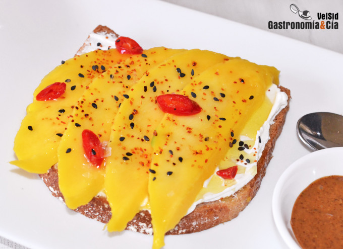 Tostada con yogur colado, mango y manteca de almendra