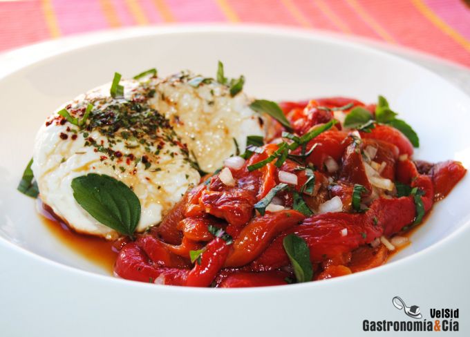 Labneh con pimientos asados y albahaca