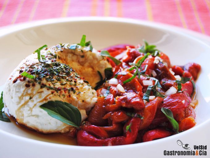 Labneh con pimientos asados y albahaca