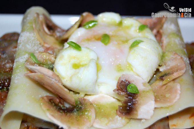 Lasaña de champiñones con huevo poché