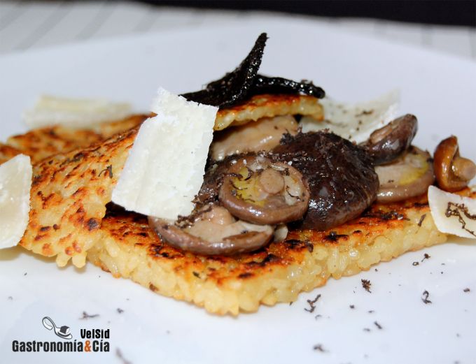 Lasaña de arroz socarrat con shiitake y trufa negra