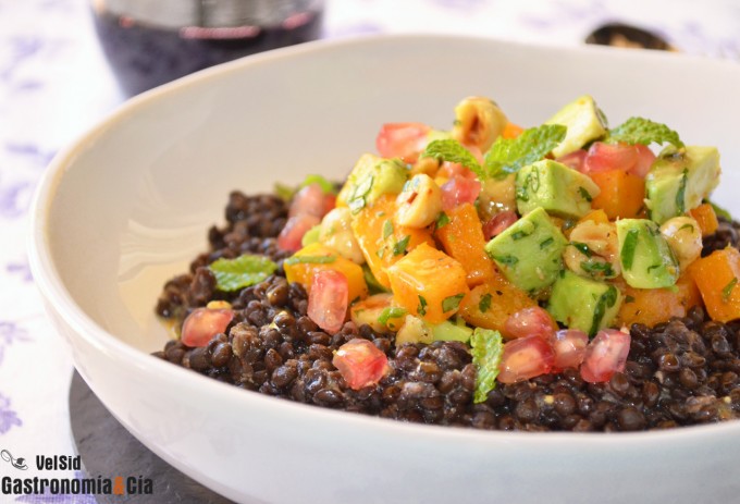 Ensalada templada de lentejas beluga con calabaza y agu