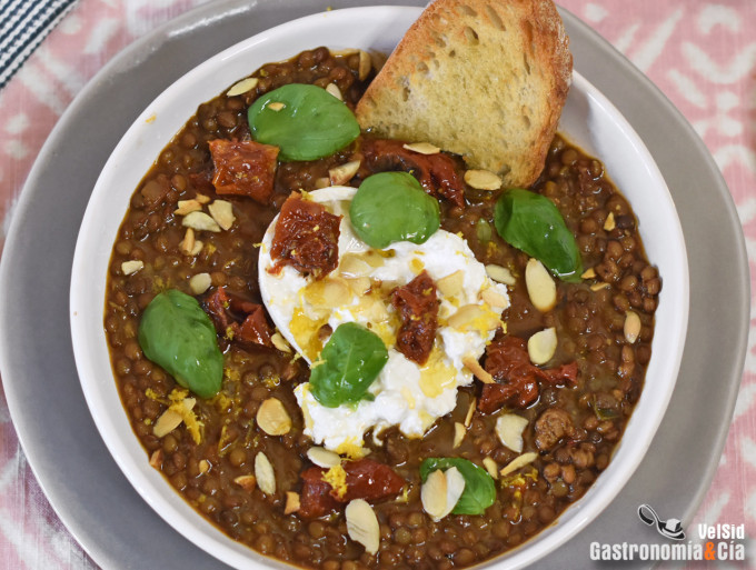 Lentejas con burrata y albahaca