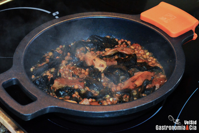 Lentejas con níscalos, trompetas y trufa negra