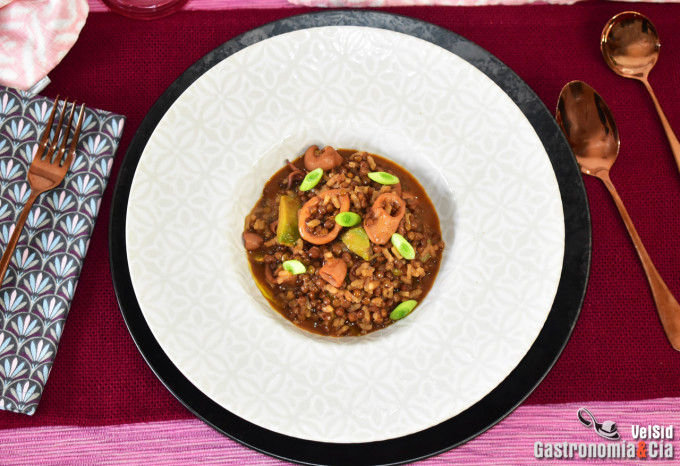 Receta de lentejas con arroz, calamares y aguacate verd