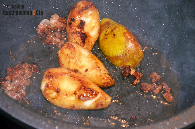 Lomo de cerdo a la cazuela con peras y avellanas, una r