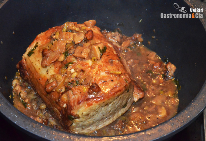 Lomo de cerdo a la cazuela con peras y avellanas, una r
