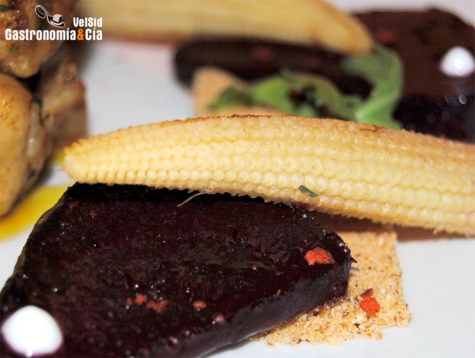 Lomo de cerdo con remolacha y maíz