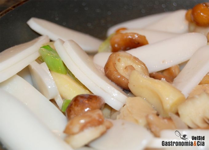 Lomo marinado con rice cake y setas