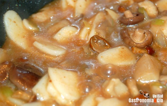 Lomo marinado con rice cake y setas