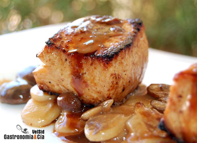 Lomo marinado con rice cake y setas