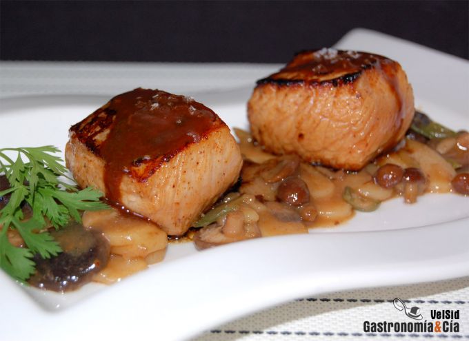 Lomo marinado con rice cake y setas