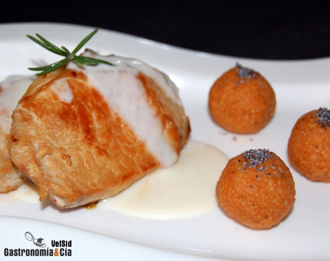 Lomo de cerdo con salsa de queso y albóndigas de cuscús