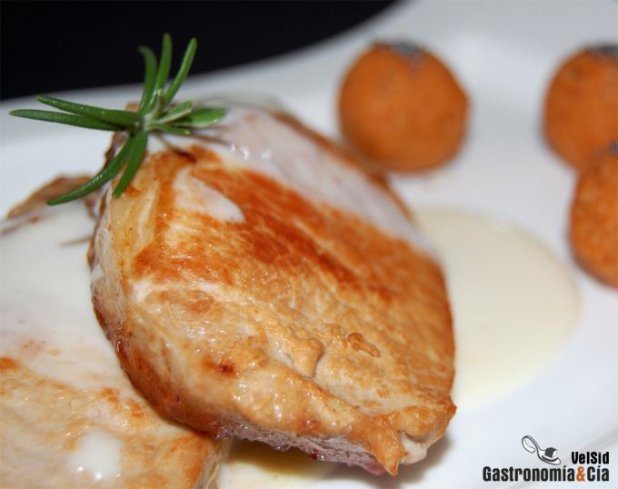 Lomo de cerdo con salsa de queso y albóndigas de cuscús