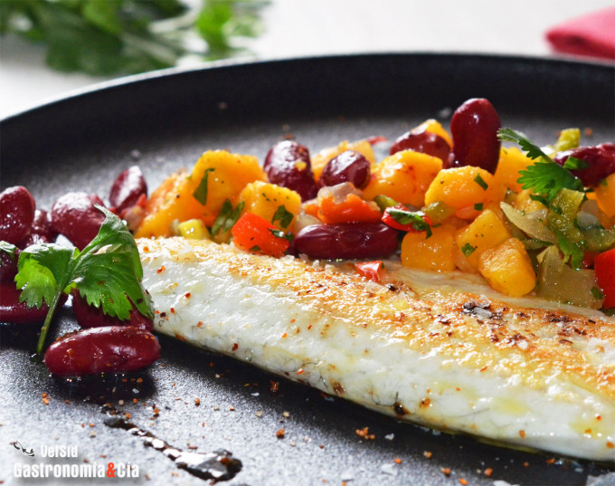 Lubina con alubias y salsa de papaya
