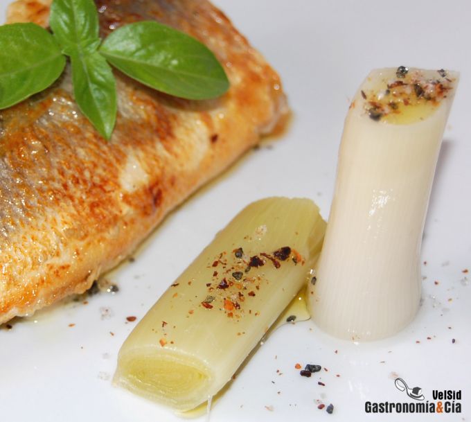 Lubina con velouté de queso ahumado y panceta