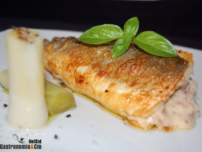 Lubina con velouté de queso ahumado y panceta