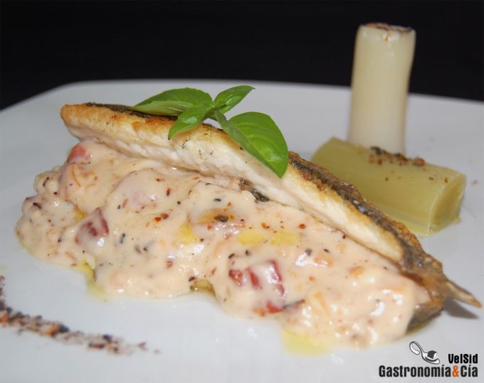 Lubina con velouté de queso ahumado y panceta