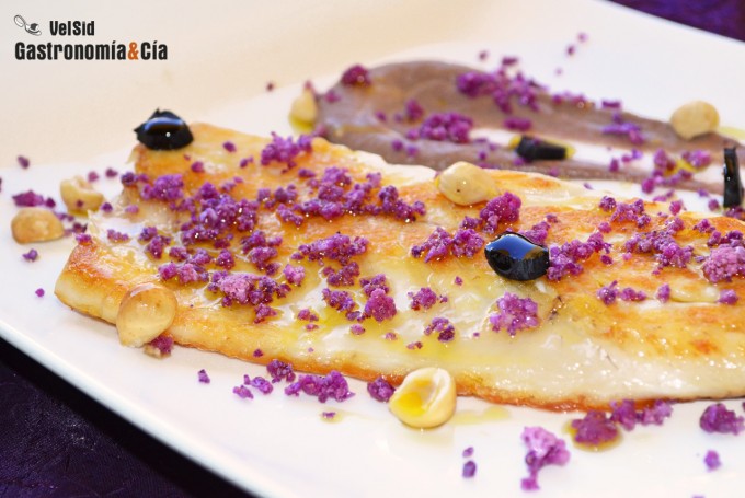 Lubina con cuscús de coliflor y salsa de avellana
