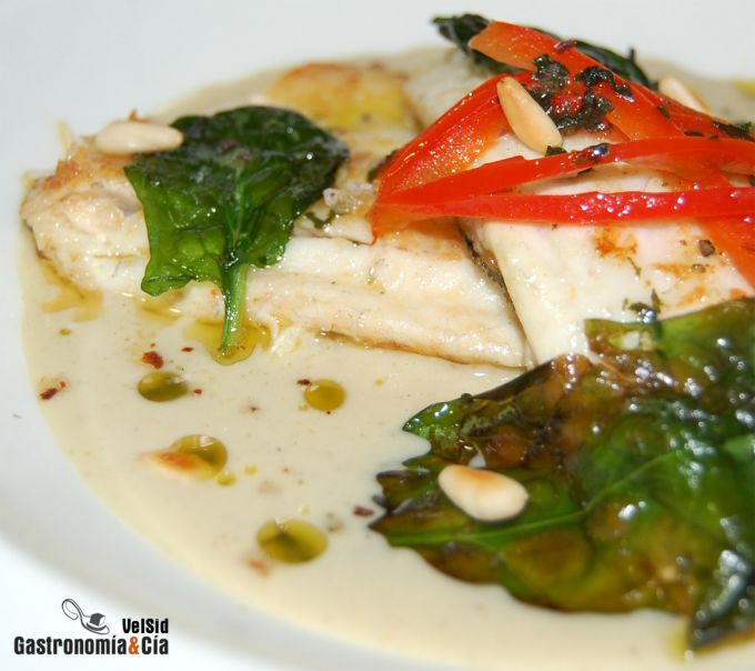 Lubina con sopa de coco y albahaca