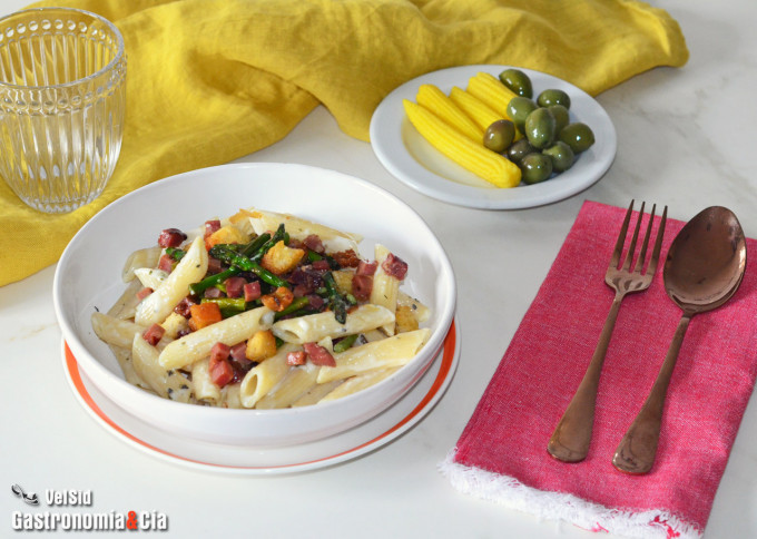 Macarrones con espárragos y jamón