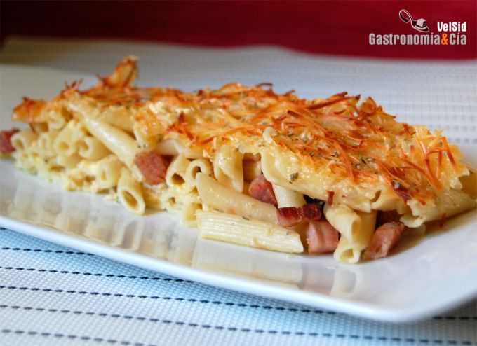 Macarrones con huevo, leche y panceta