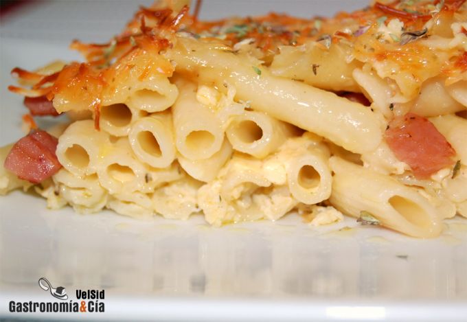 Macarrones con huevo, leche y panceta