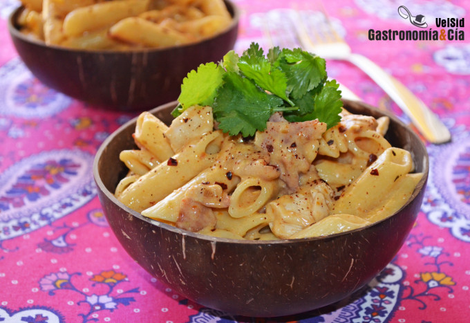 Macarrones con salsa cremosa de pollo, panceta y coco