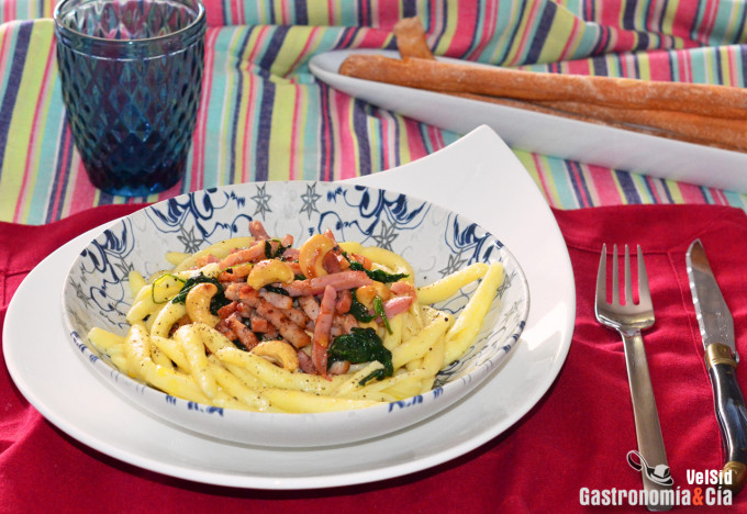 Maccheroni al ferretto con bacon, anacardos y espinacas