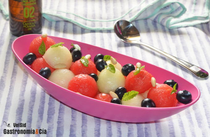 Macedonia de sandía, melón y arándanos con hierbabuena