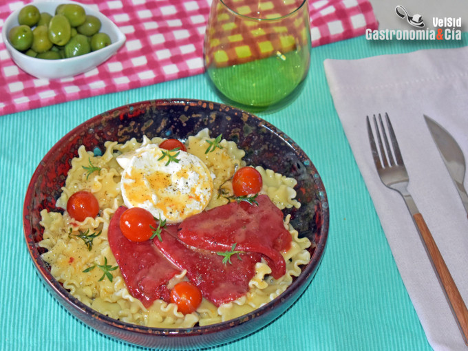 Pasta mafalda con piquillo confitado y mozzarella