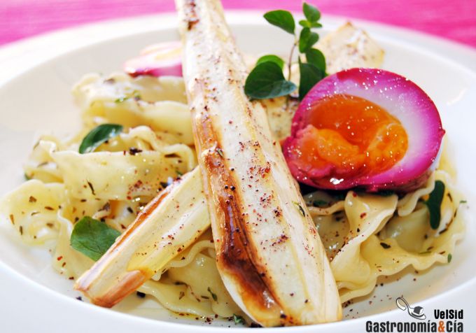 Mafaldine con chirivía asada y huevo púrpura