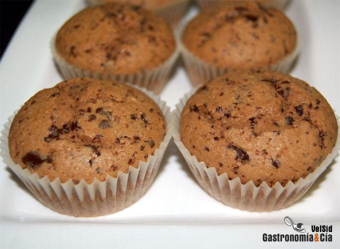 Magdalenas de chocolate y cacahuete