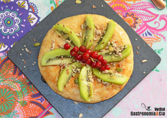 Maxi tortita de espelta y plátano con kiwi y semillas