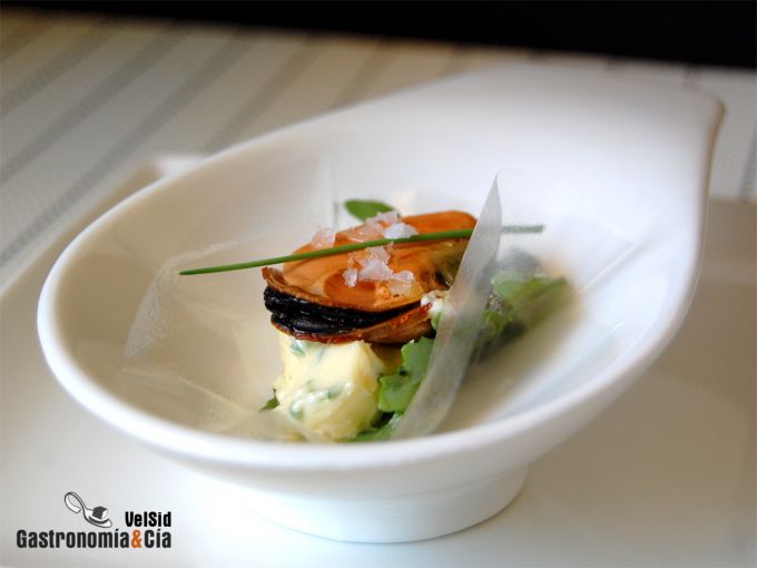 Canapé de mejillón y mantequilla de cebollino y lima