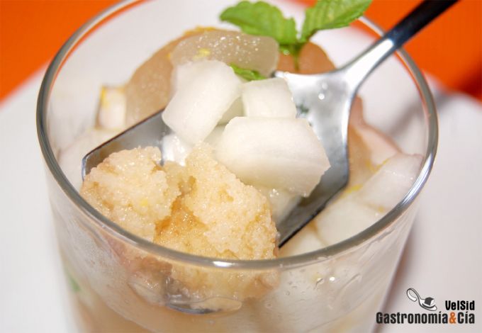 Melón con bizcocho al ron