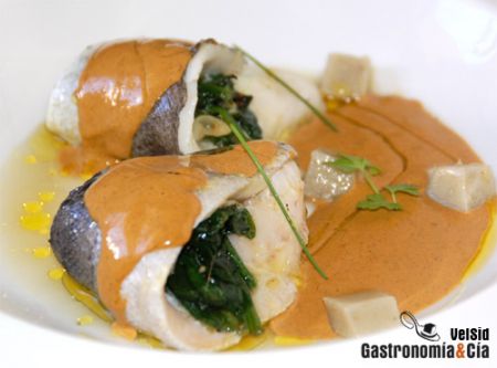 Merluza rellena de espinacas con salsa de mejillones