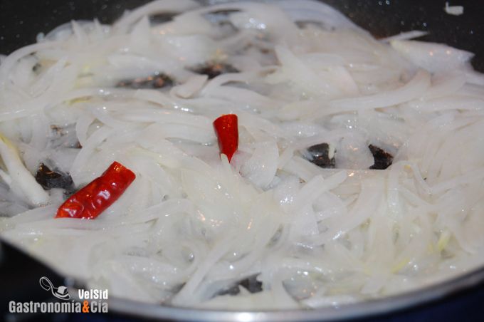 Merluza con salsa de cebolla y puré de coliflor