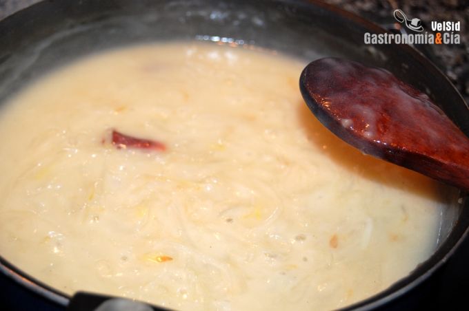 Merluza con salsa de cebolla y puré de coliflor
