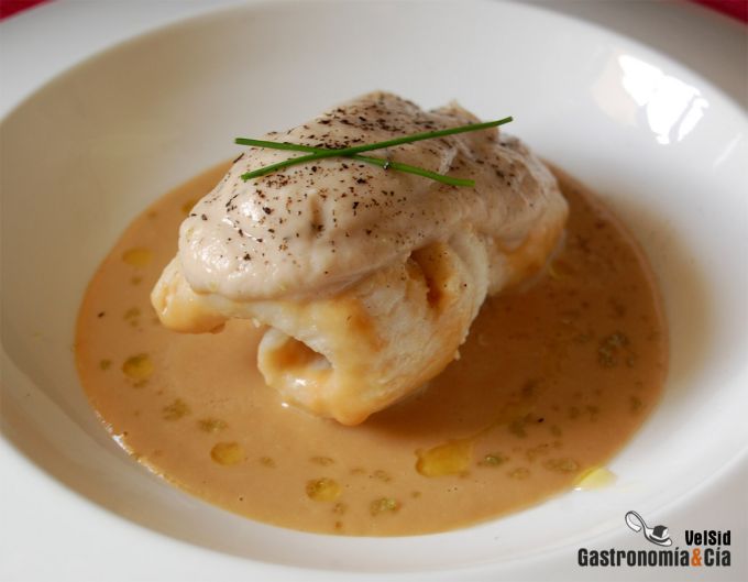 Merluza con salsa de cebolla y puré de coliflor