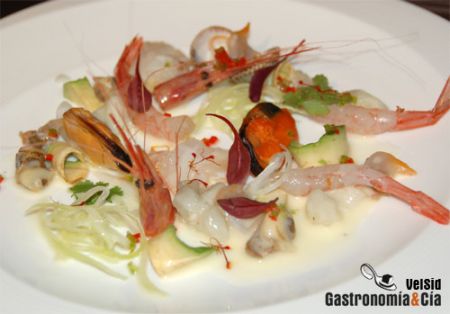 Ensalada de marisco con vinagreta de azafrán