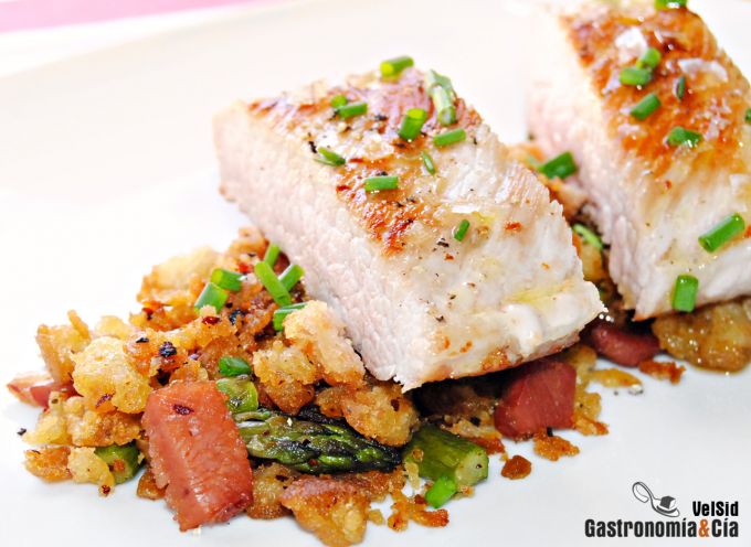 Receta de migas con jamón, espárragos y secreto a la pa